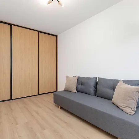 Cozy With Parking And Workspace By Renters Apartment